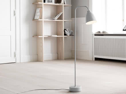 Lampadaire minimaliste Caravaggio Read