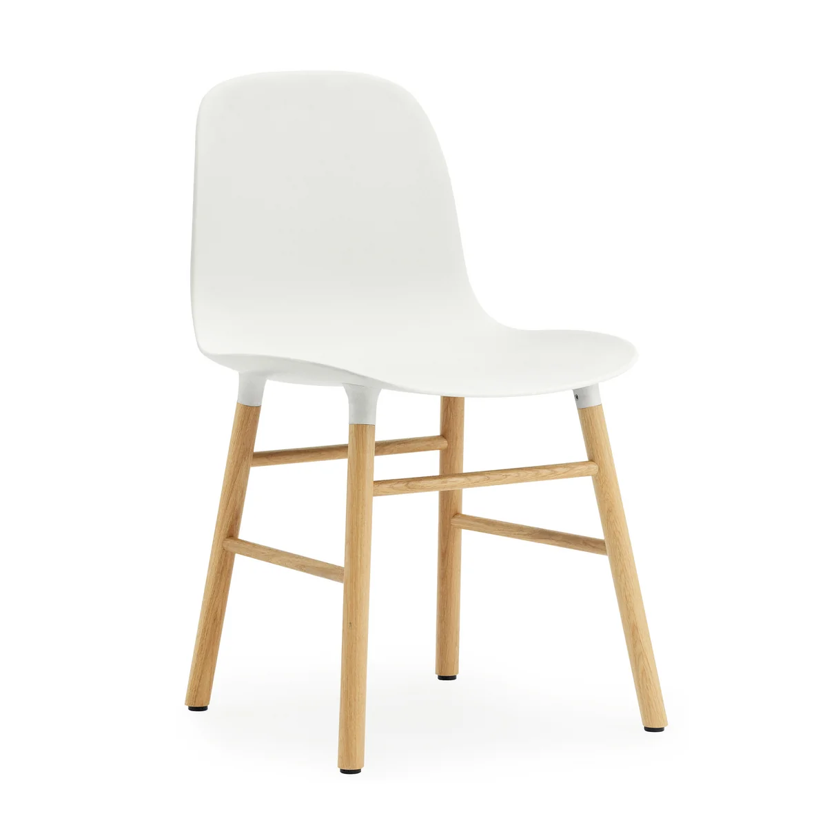 Normann Copenhagen - Chaise Form, Pied en bois, chêne / blanc (patins en plastique) Normann Copenhagen - Chaise Form, Pied en bois, chêne / blanc (patins en plastique)