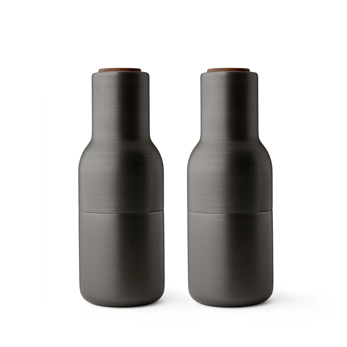 Audo - Bottle Grinder Set de moulins à sel et à poivre, laiton bruni (couvercle en bois de noyer) Audo - Bottle Grinder Set de moulins à sel et à poivre, laiton bruni (couvercle en bois de noyer)