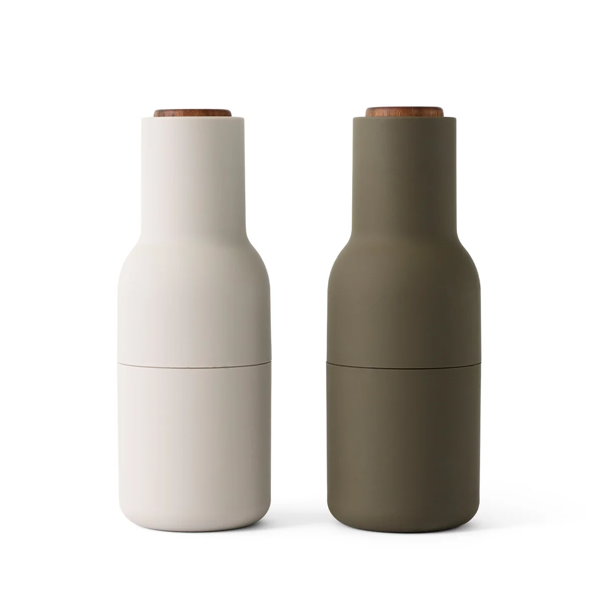 Audo - Bottle Grinder Set de moulins à sel et à poivre, hunting green / beige (couvercle en bois de noyer) Audo - Bottle Grinder Set de moulins à sel et à poivre, hunting green / beige (couvercle en bois de noyer)