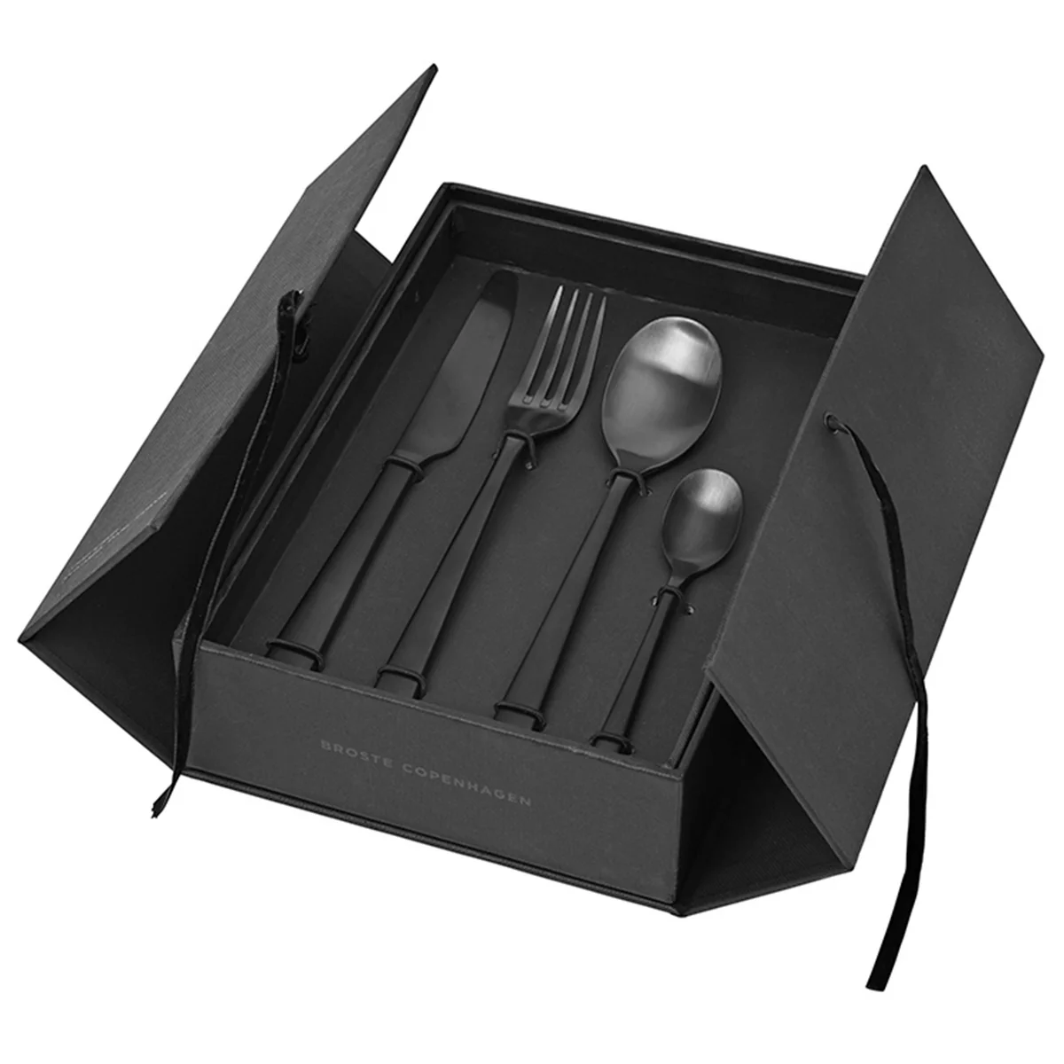 Broste Copenhagen - Hune Set de couverts, titane mat noir (16 pcs.) Broste Copenhagen - Hune Set de couverts, titane mat noir (16 pcs.)