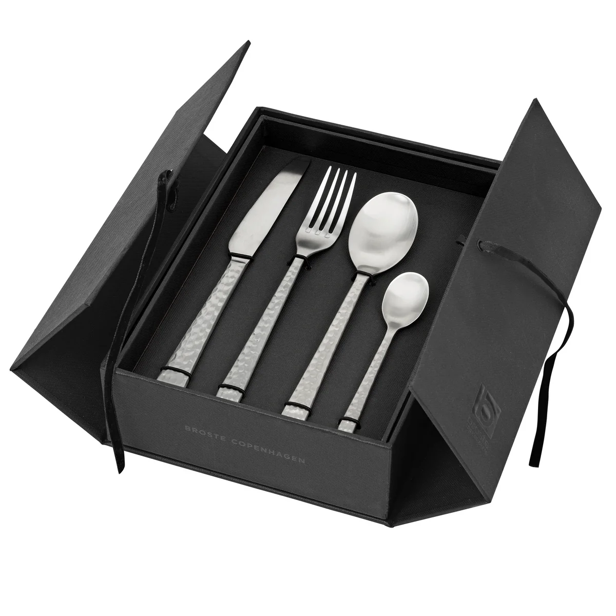 Broste Copenhagen - Hune Ensemble de couverts, acier inoxydable brossé martelé (16 pcs.) Broste Copenhagen - Hune Ensemble de couverts, acier inoxydable brossé martelé (16 pcs.)