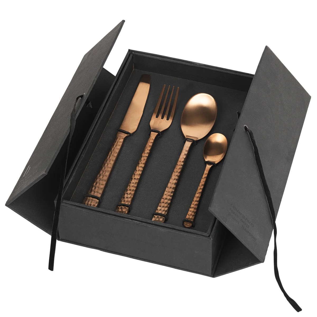 Broste Copenhagen - Hune Ensemble de couverts, cuivre (16 pcs.) Broste Copenhagen - Hune Ensemble de couverts, cuivre (16 pcs.)