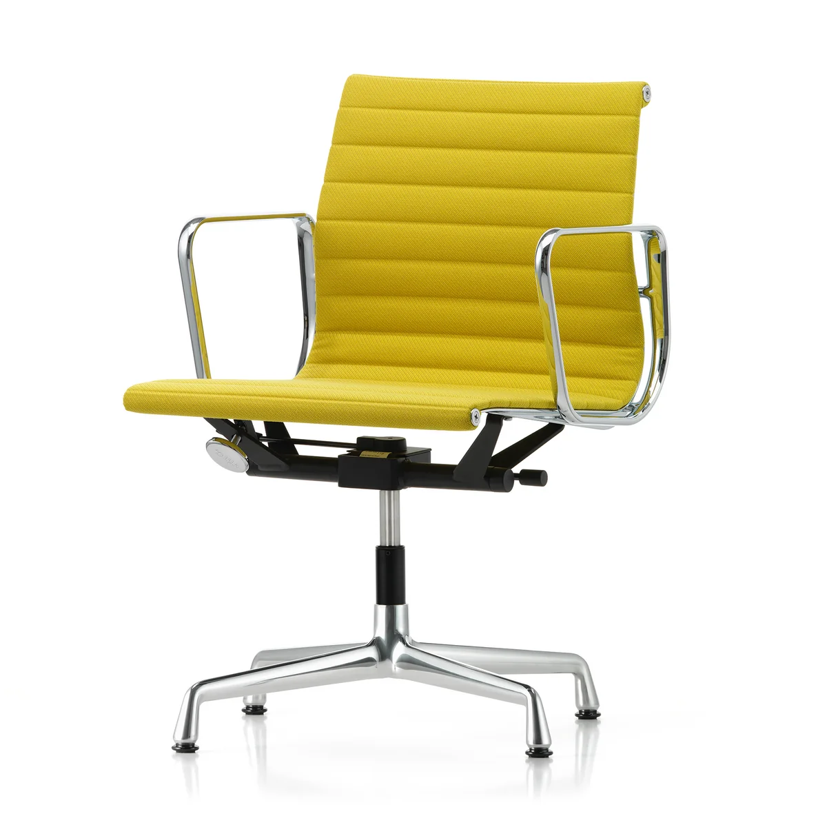 Vitra - EA 131 Chaise de bureau avec accoudoirs, pivotante, chromée / Track, vert pastel / canola (patins en feutre) Vitra - EA 131 Chaise de bureau avec accoudoirs, pivotante, chromée / Track, vert pastel / canola (patins en feutre)