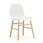 Normann Copenhagen - Chaise Form, Pied en bois, chêne / blanc (patins en plastique)