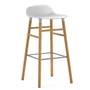 Normann Copenhagen - Tabouret de bar Form 75 cm, pieds en bois, chêne/blanc