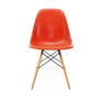 Vitra - Side Chair Eames en fibre de verre DSR, érable jaunâtre / Eames rouge orange (feutre planeur blanc)