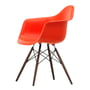 Vitra - Fauteuil en plastique Eames DAW, érable foncé / rouge coquelicot (feutre planeur basique foncé)