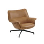 Muuto - Doze Lounge Chair Low, piétement pivotant anthracite-noir / revêtement cognac (Refine cuir)