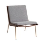 & Tradition - Fauteuil de salon Boomerang HM1, noyer huilé / pieds en laiton, gris (Hallingdal 130)
