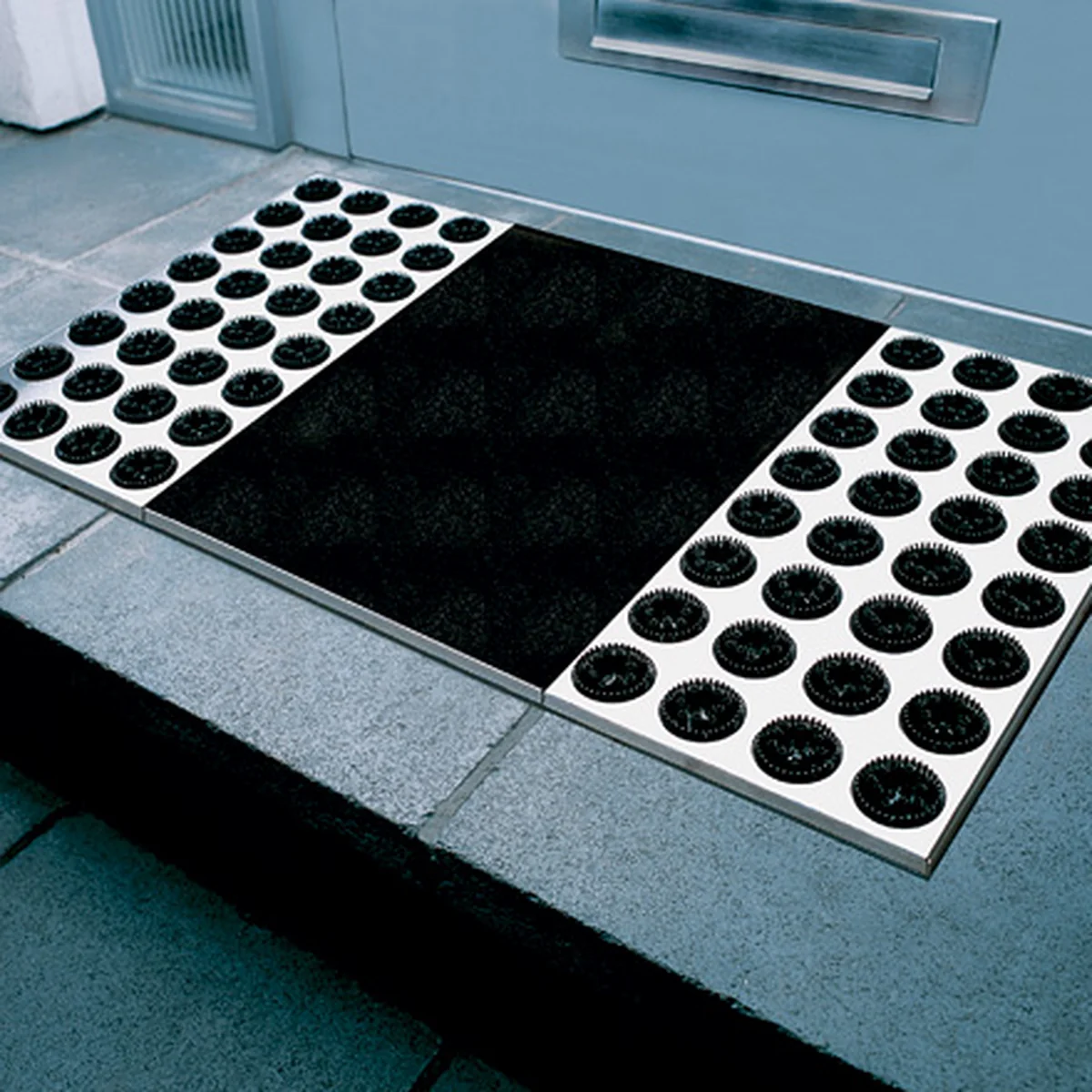 Des semelles propres avec le paillasson Feet-Back II de Radius Design en noir