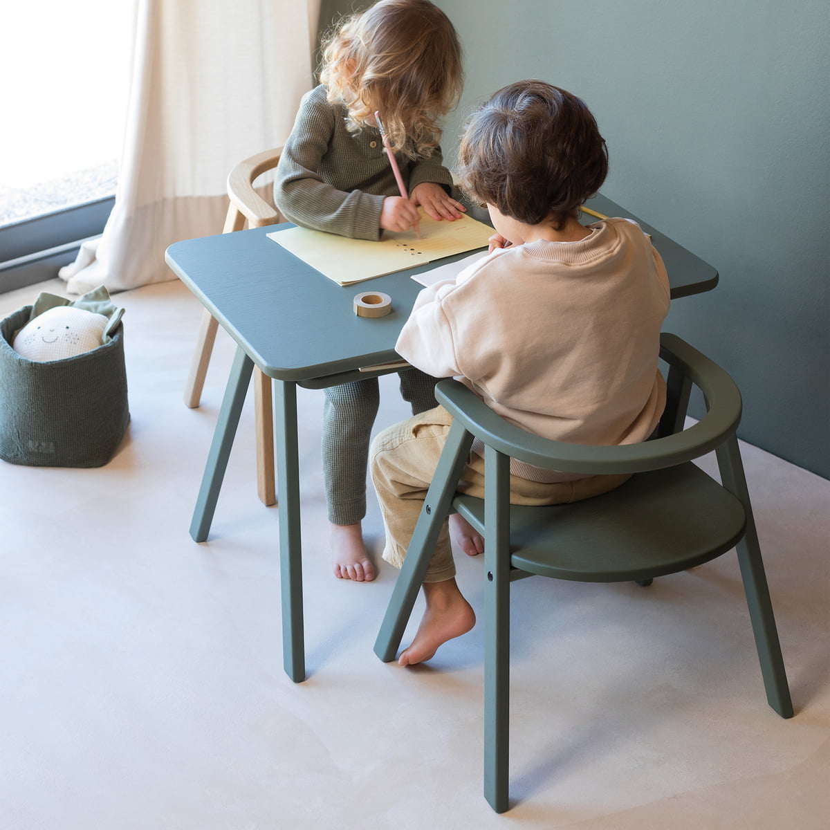Chaise et tabouret pour enfants : jouer assis