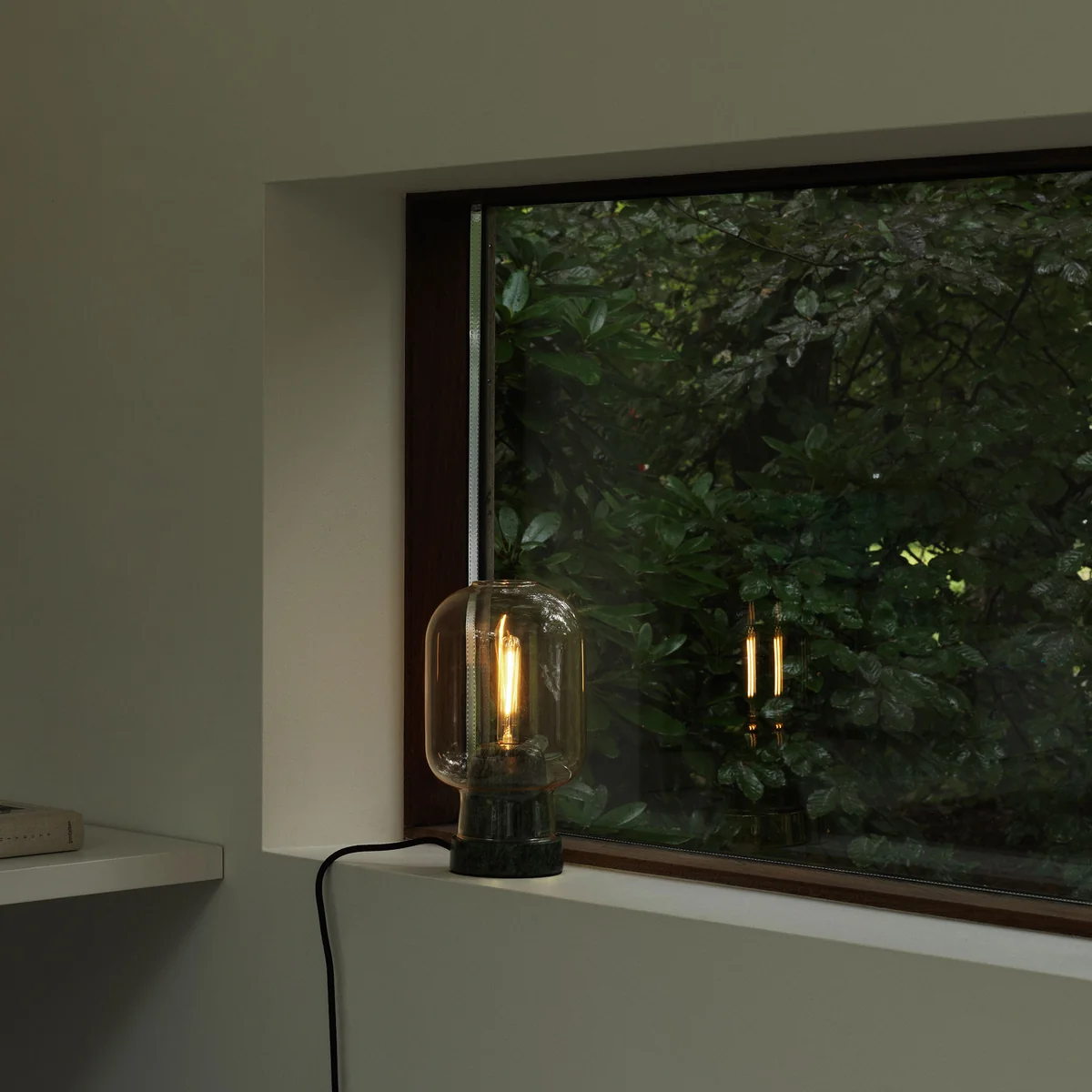 Amp lampe de table, marbre vert / or de Normann Copenhagen