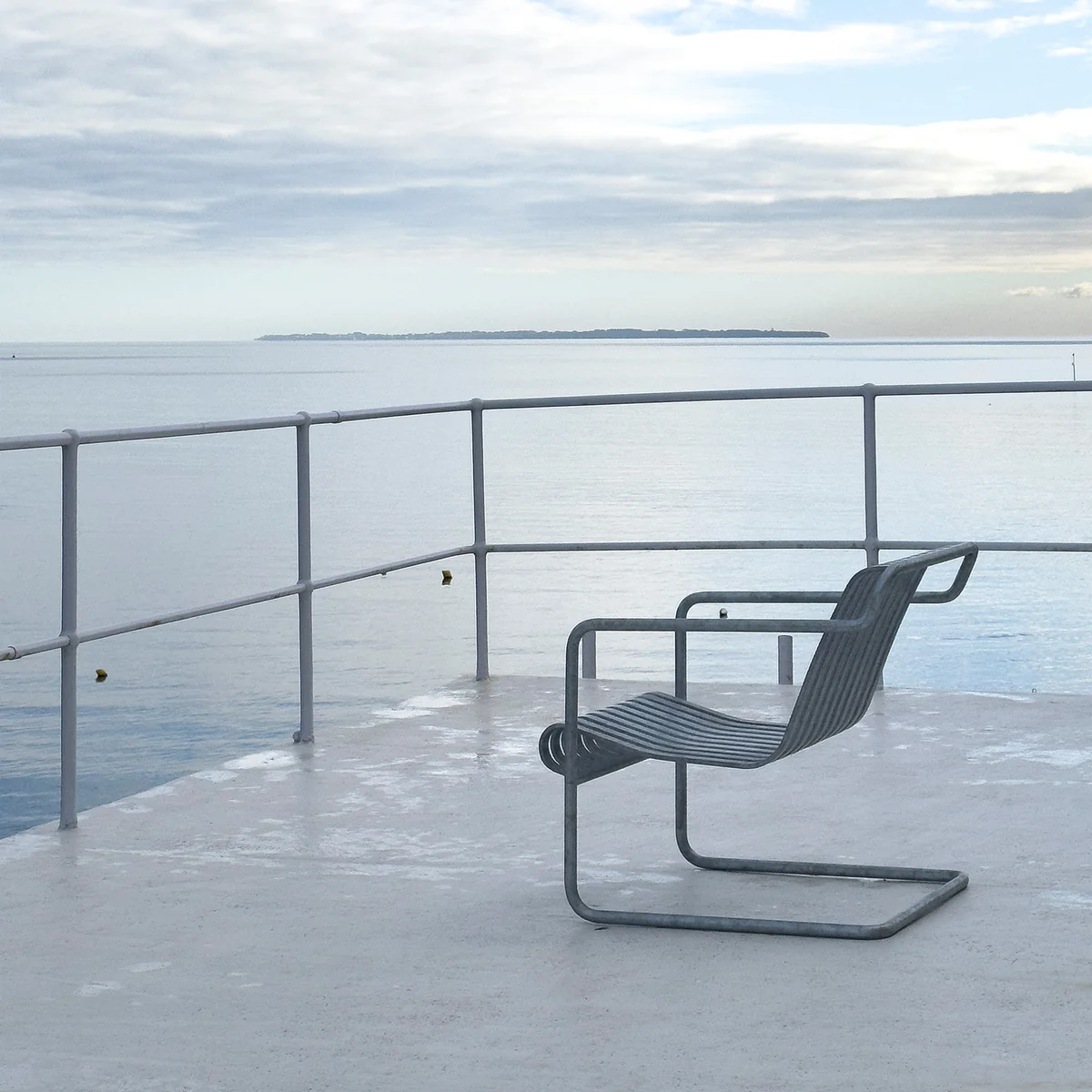 HAY - Palissade Cantilever Lounge Chair Low, hot galvanised