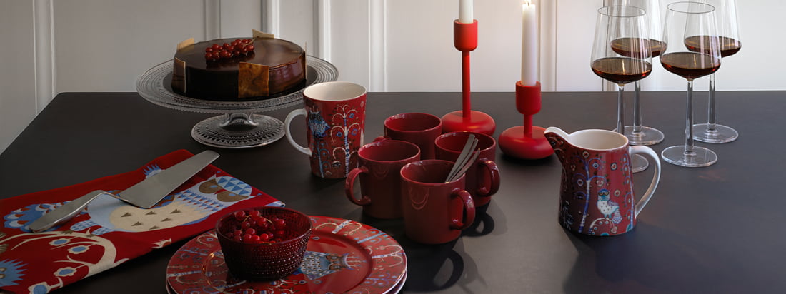 Chaque année, Iittala apporte - à temps pour Noël - quelques uns des articles de table et des décorations de table les plus populaires en rouge festif sur le marché.