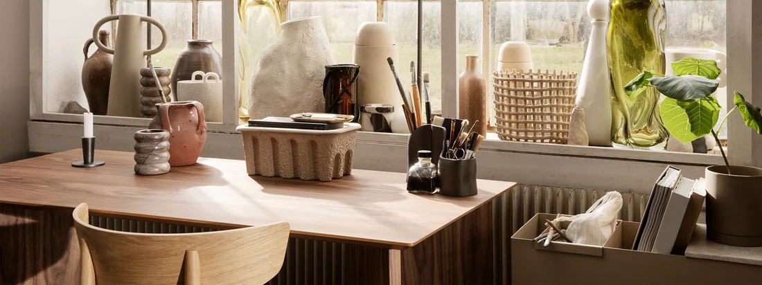 Avec sa collection Office, Ferm Living souhaite apporter un nouveau souffle dans le quotidien du travail. Des tablettes en chêne fumé aux couleurs discrètes aux porte-stylos en laiton poli et aux plateaux en métal perforé à revêtement par poudre.