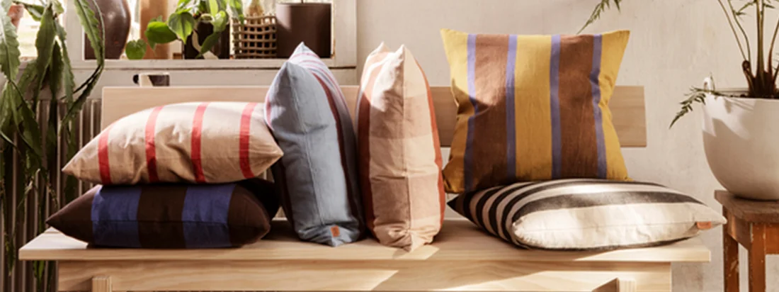 Ferm Living n'est pas seulement connu pour ses ustensiles de cuisine et ses accessoires de bureau, mais propose également une large sélection de coussins et de couvertures pour augmenter le facteur de bien-être dans vos quatre murs.