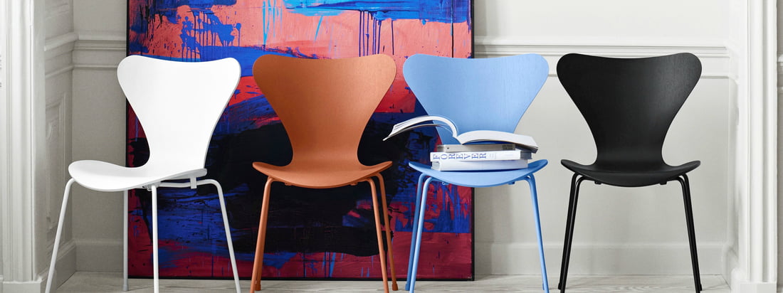Tal R donne un nouveau look coloré à la chaise Série 7 conçue par Arne Jacobsen : monochromes, d'une seule couleur de la tête aux pieds, les chaises design du fabricant Fritz Hansen se présentent désormais dans les couleurs noir, blanc, orange Chavalier et bleu Trieste.