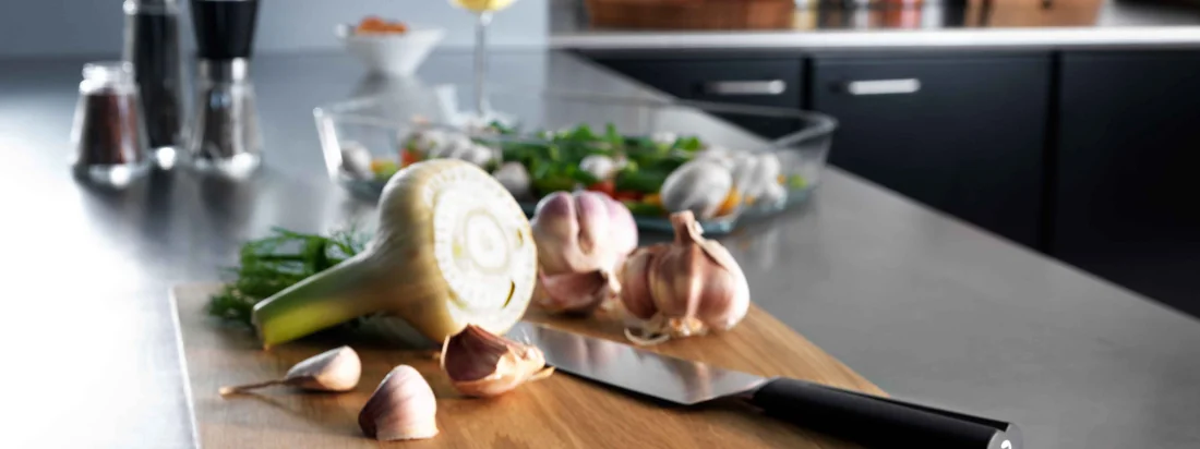 La planche à découper ne protège pas que votre comptoir de cuisine, elle est également tout à fait adaptée en tant que plateau de service. Elle permet de présenter la viande, le fromage et les fruits de façon particulièrement élégante.