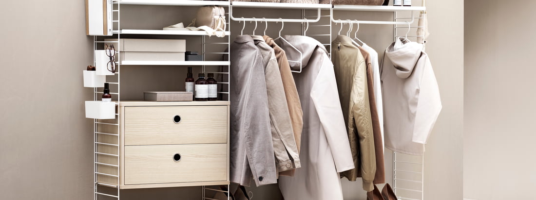 Le système d'étagères de String offre un grand espace de rangement pour les vêtements et autres articles. Dans une teinte beige très tendance, le système d'étagères est particulièrement accueillant.