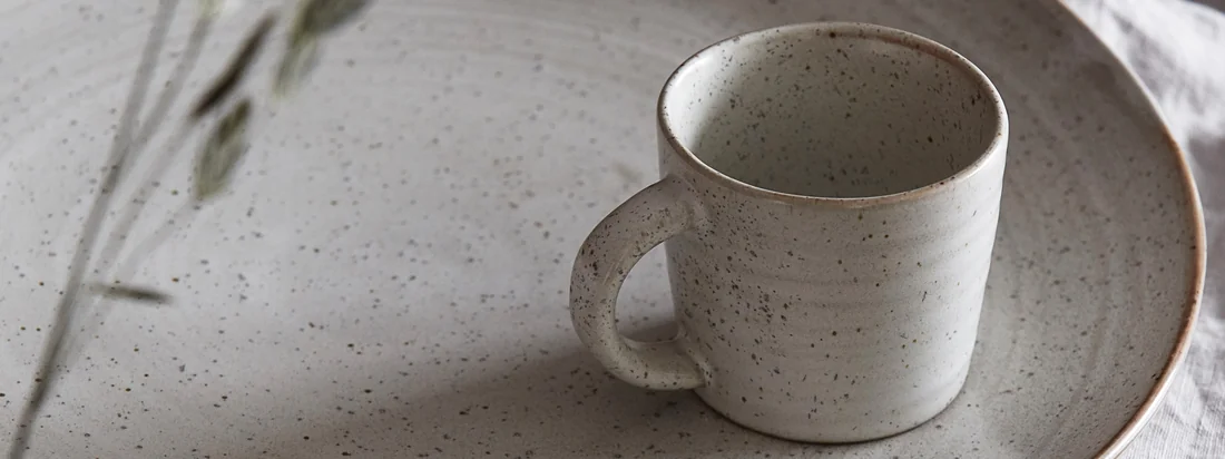 La série de vaisselle Pion de House Doctor est une collection de vaisselle rustique qui inspire par sa haute qualité et son glacis individuel de haute qualité.