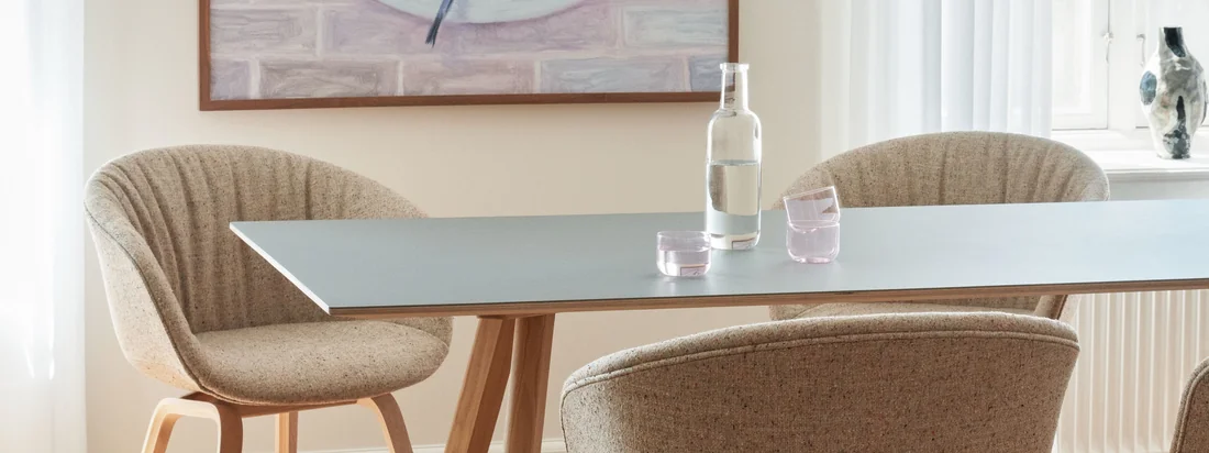 Avec son langage des formes simple et son design élégant, la chaise About A Chair AAC 23 Soft dans la variante chêne laqué mat / entièrement rembourrée Bolgheri LGG60 s'intègre dans toutes les pièces.