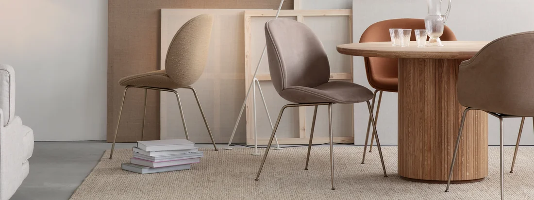 Que ce soit au bureau, à la maison, à l'intérieur ou à l'extérieur, que ce soit pour manger, se détendre ou travailler : La chaise Beetle promet un confort d'assise intemporel avec sa coque stable et son intérieur doux et confortable.