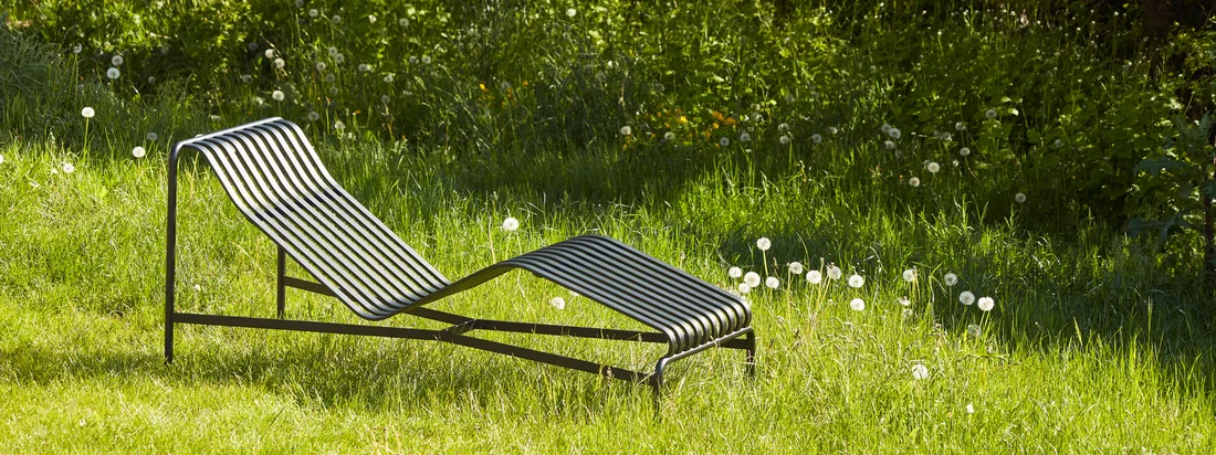 La collection Outdoor de HAY apporte un style scandinave à l'extérieur - par exemple avec la série Palissades et ses élégantes lamelles en acier.