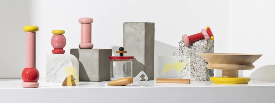 Avec la collection Twergi, Alessi fait revivre la tradition séculaire de fabrication sur le tour depuis 1989. La collection se compose d'accessoires de cuisine pratiques aux couleurs vives et aux formes inhabituelles.