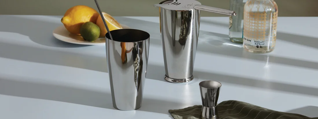 Dans la collection Mixology d'Alessi, le design rencontre l'art de la préparation des cocktails. Un mélange qui évoque le barman qui sommeille en chacun de nous et donne envie de déguster des boissons et des cocktails fraîchement mixés.