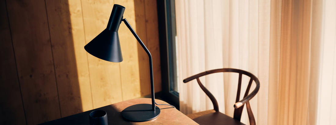 Conçue par Toni Rie, responsable du design chez Frandsen, la lampe Lyss est intemporelle et pratique. L'abat-jour peut être déplacé librement grâce à l'articulation entre l'abat-jour et le bras, la lampe elle-même est équipée d'un câble textile élégant.