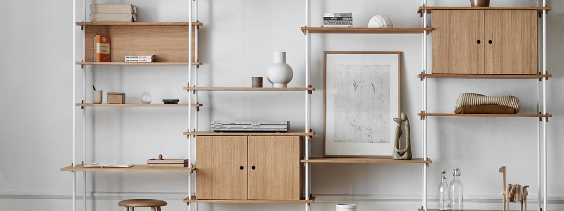 Le Shelving System de Moebe dans la vue d'ambiance. Dans différentes versions, les systèmes d'étagères présentent l'approche de design minimaliste et élégant de la marque.