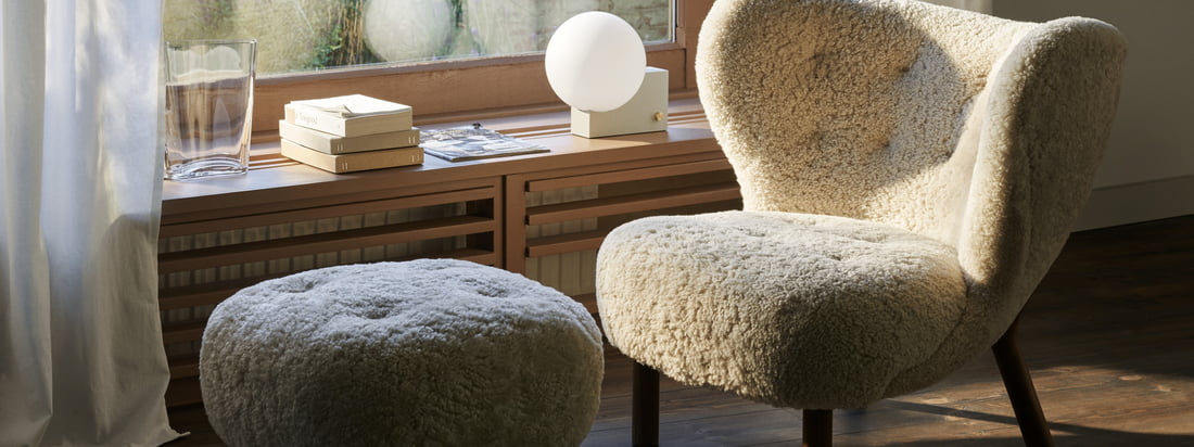 Le Little Petra Lounge Chair de & Tradition en vue d'ambiance. Le fauteuil peut être placé dans différentes zones de l'espace de vie.