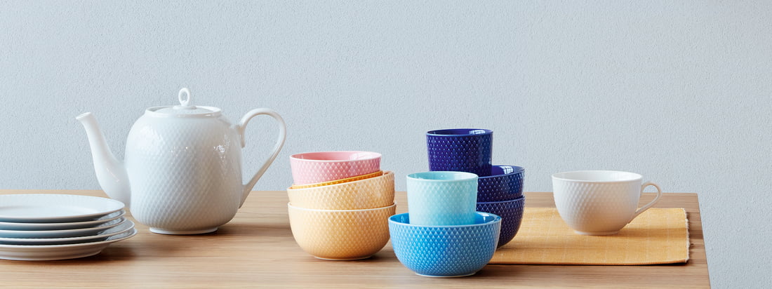 En 2021, le fabricant danois Lyngby Porcelæn nous enthousiasme avec des tons joyeux, des formes géométriques et un design encourageant dans ses produits en porcelaine et en textile.