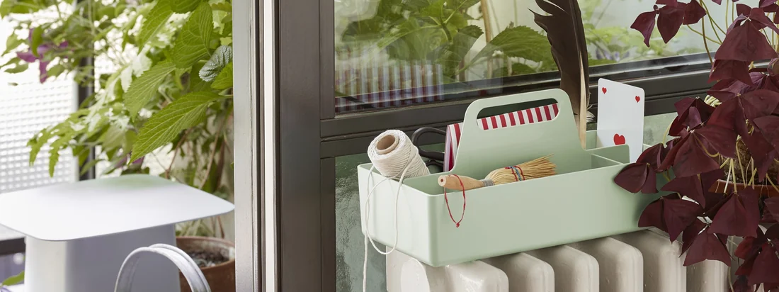 La Storage Toolbox de Vitra en menthe dans la vue d'ambiance. La Toolbox peut être utilisée à de nombreuses fins, que ce soit pour ranger des petits objets ou comme boîte à couture.