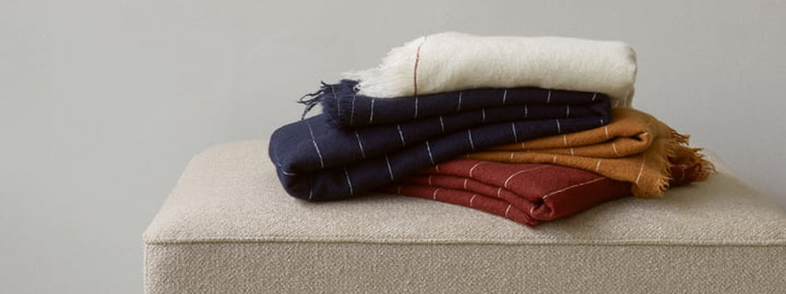 La couverture en laine Battus de la Cocoon Collection de Menu est tissée en laine italienne. Celle-ci est mélangée à de la soie pour créer une sensation particulièrement douce.