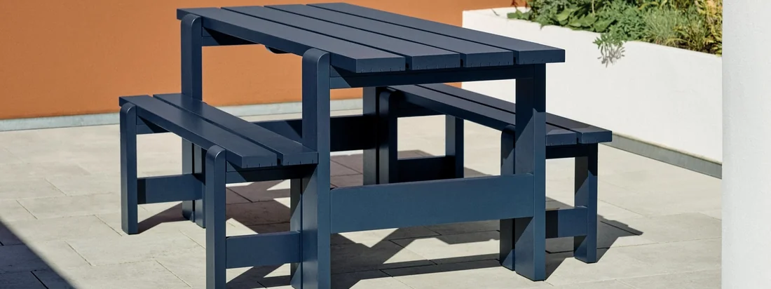 La collection Weekday Outdoor, conçue par Hannes & Fritz pour HAY, rassemble les gens. L'aspect robuste et les coins arrondis donnent une impression de chaleur familiale et invitent à s'attarder.