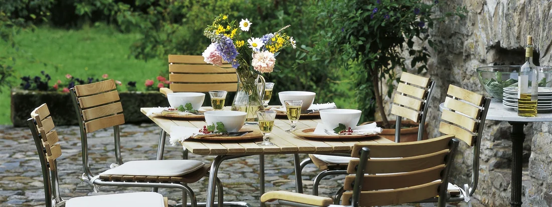 Dès que les jours s'allongent et que les nuits s'adoucissent, nous sommes attirés par l'extérieur. L'espace de vie s'étend un peu plus vers l'extérieur à chaque jour de soleil. Qui n'aime pas l'air frais et la douce chaleur des premiers rayons de soleil Le balcon, la terrasse et le jardin sont des éléments importants de notre qualité de vie.