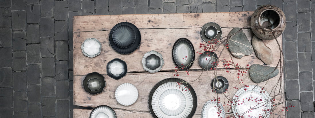 Inku Tableware by Sergio Herman de Serax est une collection qui allie le savoir-faire culinaire à l'artisanat artistique. En collaboration avec le célèbre chef Sergio Herman, Serax crée une gamme de vaisselle qui incarne la passion de Herman pour les saveurs innovantes et une présentation impeccable.