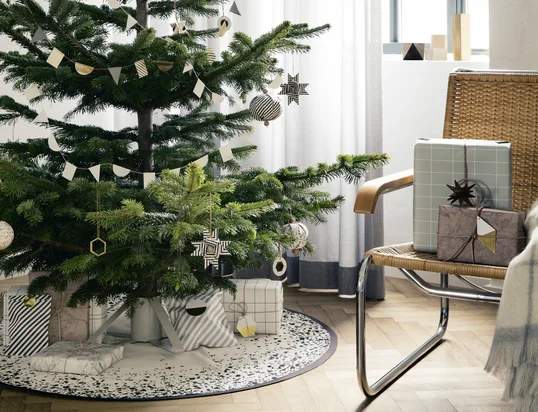 Avec les ornements en laiton, le pied de sapin et le tapis Christmas Tree de ferm Living sur lequel on dépose le sapin de Noël, la période de Noël peut commencer.