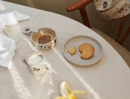 Vous trouverez ici de la vaisselle et des couverts pour enfants contemporains qui sont beaux et inspirent nos petits.