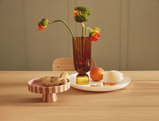 Trouvez des plateaux, des coupes décoratives, des planches de service et de nombreux autres rangements pour la cuisine ici ...
