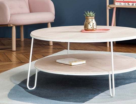 La table basse Eugénie de Hartô en vue d'ambiance : la table basse sophistiquée offre assez d'espace pour ranger des livres, des magazines et d'autres accessoires dans la salle de séjour.