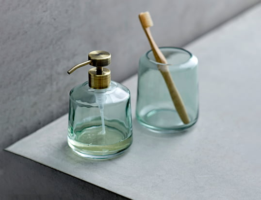 Le gobelet à brosse à dents Vintage et le distributeur de savon de Södahl sont fabriqués en verre coloré et mettent en valeur la salle de bains grâce à leur look rétro authentique.