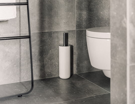 La brosse à toilettes Bath s'intègre parfaitement dans toutes les salles de bains grâce à son design intemporel et est disponible en option dans une version pour le mur.