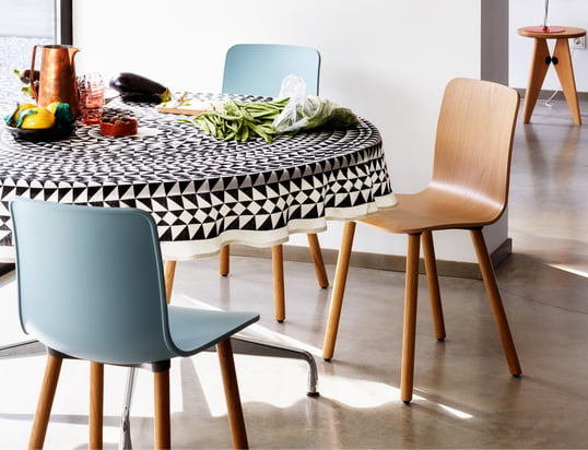 La nappe de Vitra en vue d'ambiance : La motif de la nappe et la simplicité des chaises Hal Wood attirent tous les regards dans chaque salle à manger.