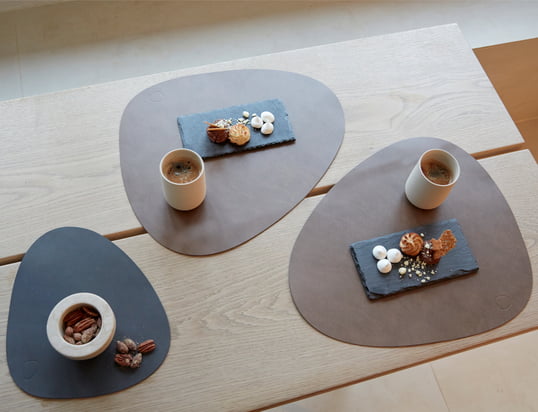Le set de table Curve de LindDNA en vue d'ambiance : Le set de table fabriqué en cuir recyclé protège de manière optimale la table à manger des rayures et des taches.