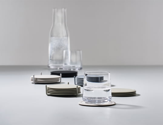 Les dessous-de-verre de Zone Denmark en vue d'ambiance : Les dessous-de-verre protègent non seulement la table des rayures et des taches inesthétiques, mais ils mettent également des accents colorés.