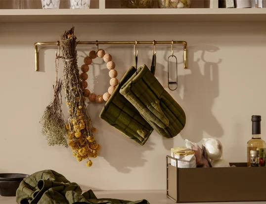 Les gants de cuisine Hale de ferm Living en vue d'ambiance : Les gants à motifs protègent élégamment les doigts des casseroles et des poêles chaudes et peuvent être facilement accrochés à la boucle.