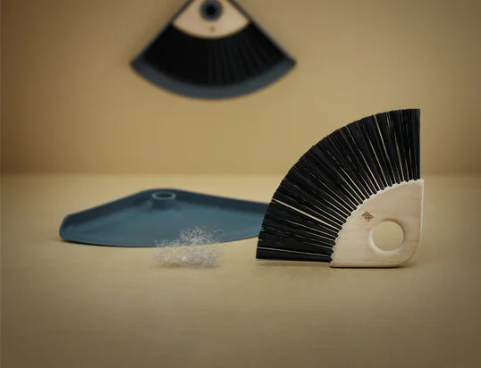 La pelle à poussière Sweep-It avec la brosse à main en vue d'ambiance : la pelle à poussière est non seulement peu encombrante et utile, mais aussi extrêmement décorative avec son design graphique.